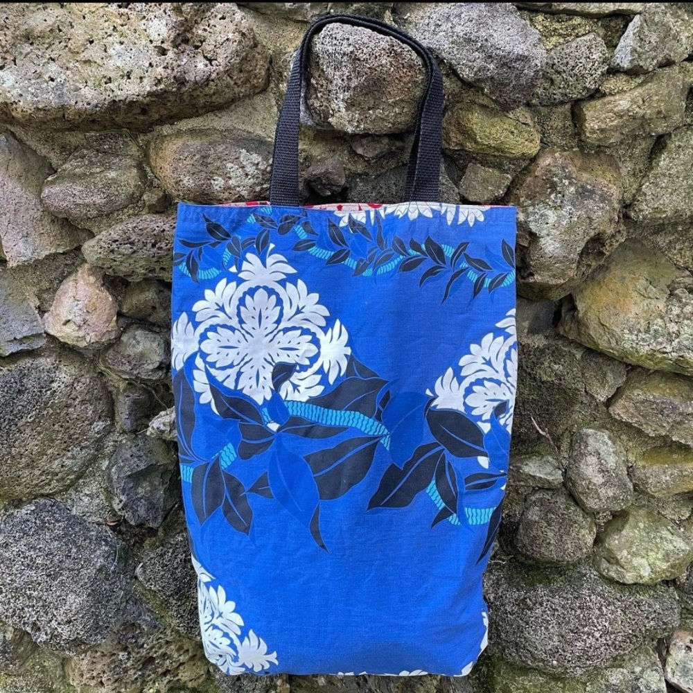 SOLD 💙 Hawaiian quilt tote bag